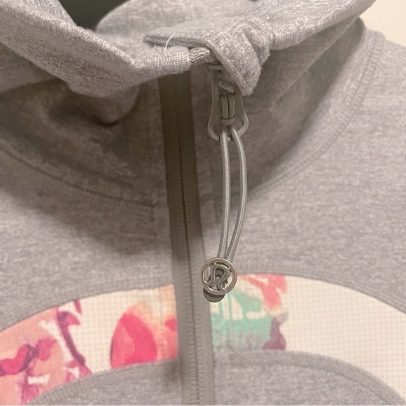 Lululemon In Stride Jacket in Heathered Fossil & Blurred Blossoms White - Picture 5 of 10